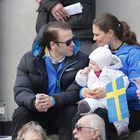 Victoria y Daniel de Suecia con la Princesa Estela en un campeonato de esquí