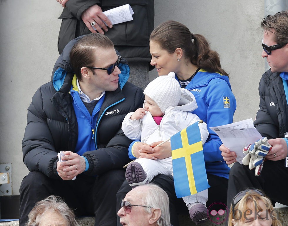 Victoria y Daniel de Suecia con la Princesa Estela en un campeonato de esquí