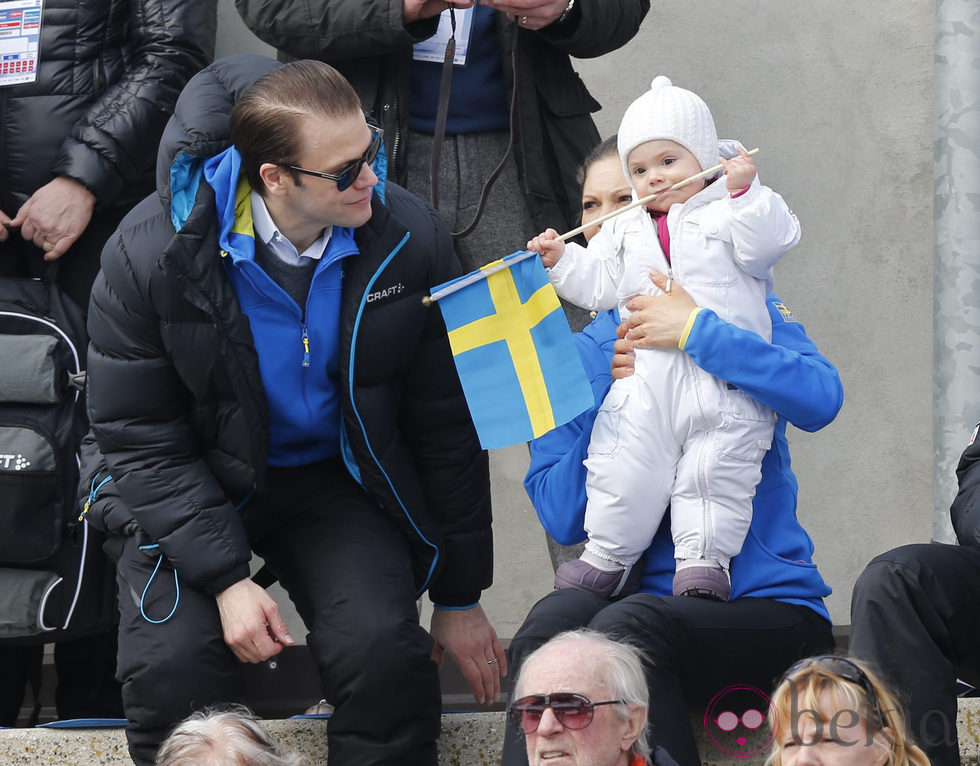 La Princesa Estela anima junto a Victoria y Daniel de Suecia al equipo nacional de esquí