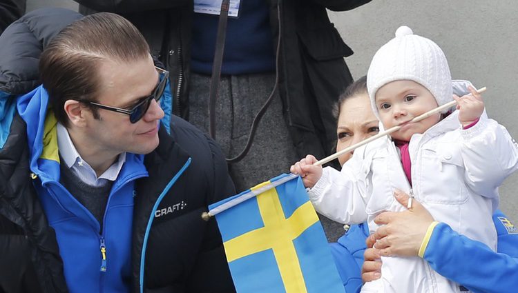 La Princesa Estela anima junto a Victoria y Daniel de Suecia al equipo nacional de esquí