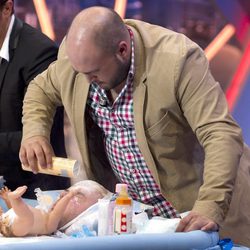 Kiko Rivera aprende a cambiar pañales en 'El hormiguero'