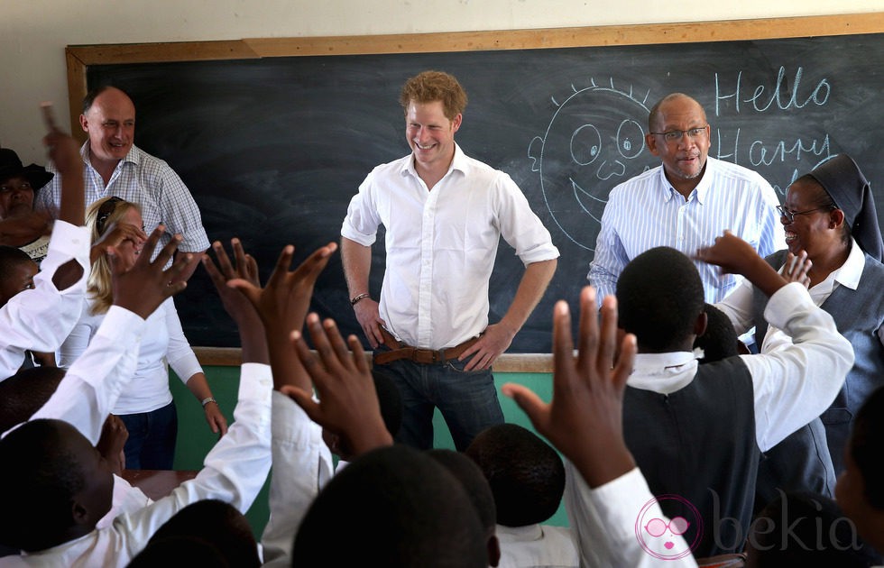 El Príncipe Harry en clase con unos niños en Lesotho