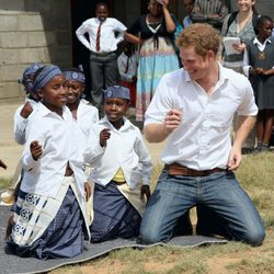 El Príncipe Harry baila con unas niñas en Lesotho