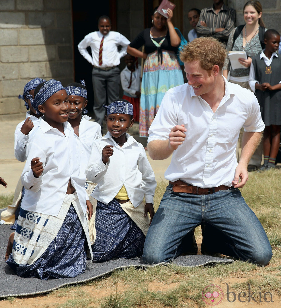 El Príncipe Harry baila con unas niñas en Lesotho