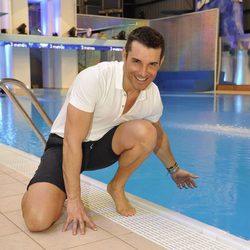 Jesús Vázquez prueba el agua de la piscina de '¡Mira quién salta!'