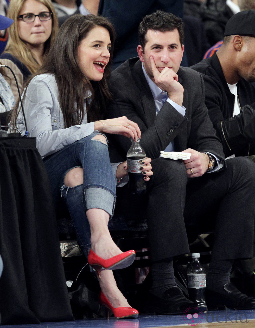 Katie Holmes con un amigo en el Madison Square Garden