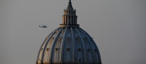 Helicóptero trasladando a Benedicto XVI desde el Vaticano hasta Castel Gandolfo