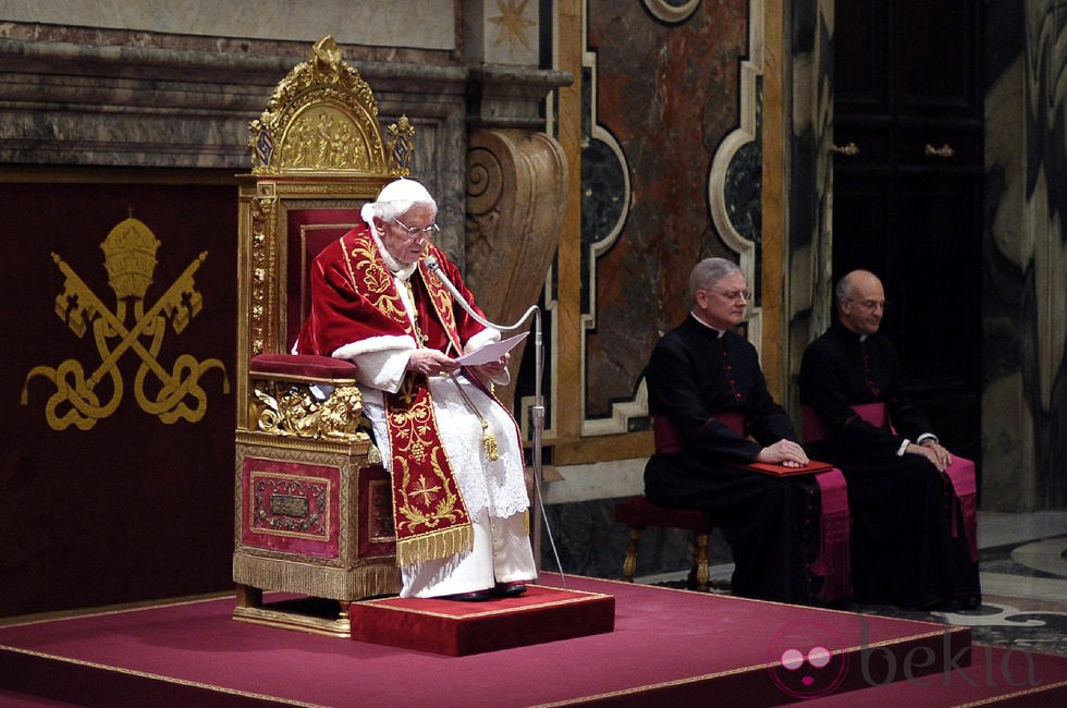 Benedicto XVI se despide de sus cardenales