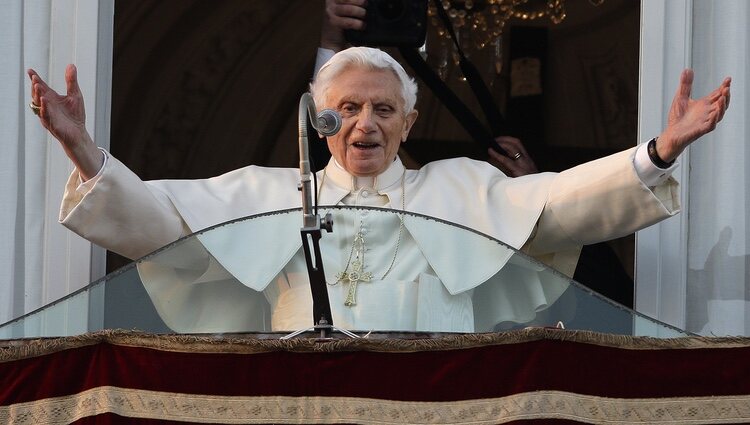 Benedicto XVI se despide desde el balcón del Palacio de Castel Gandolfo