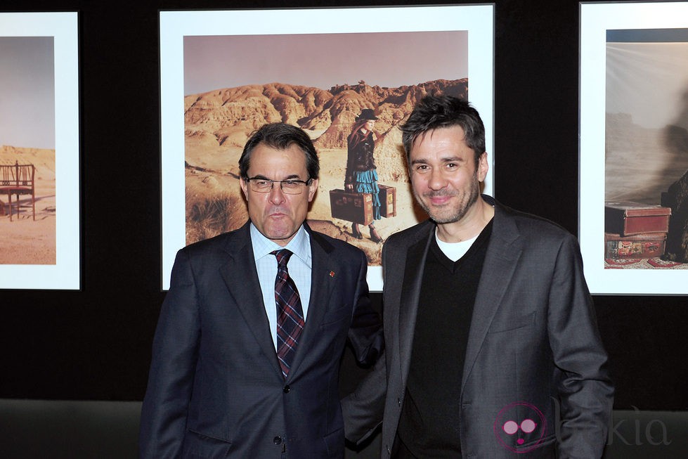 Jaume de Laiguana con Artur Mas en la inauguración de su exposición