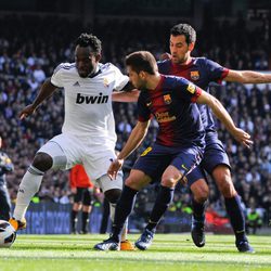 Michael Essien, Jordi Alba y Sergio Busquets en el partido de Liga 2013 Real Madrid-Barça