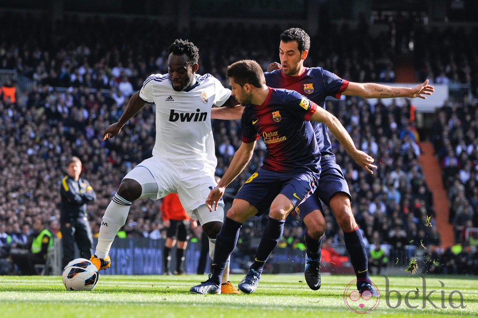 Michael Essien, Jordi Alba y Sergio Busquets en el partido de Liga 2013 Real Madrid-Barça