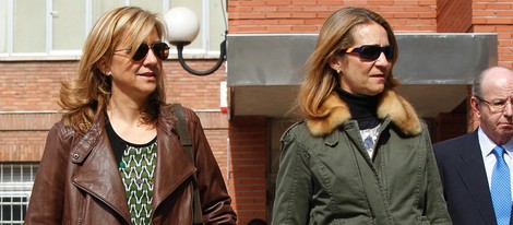 Las Infantas Elena y Cristina acuden a la clínica La Milagrosa de Madrid donde ha ingresado el Rey