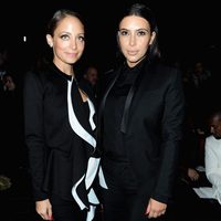 Kim Kardashian y Nicole Richie en el desfile de Givenchy otoño/invierno 2013/2014 en la Semana de la Moda de París