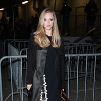 Amanda Seyfried en el desfile de Givenchy otoño/invierno 2013/2014 en la Semana de la Moda de París