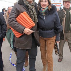 Ana Rosa Quintana y su marido Juan en la plaza de toros de Olivenza