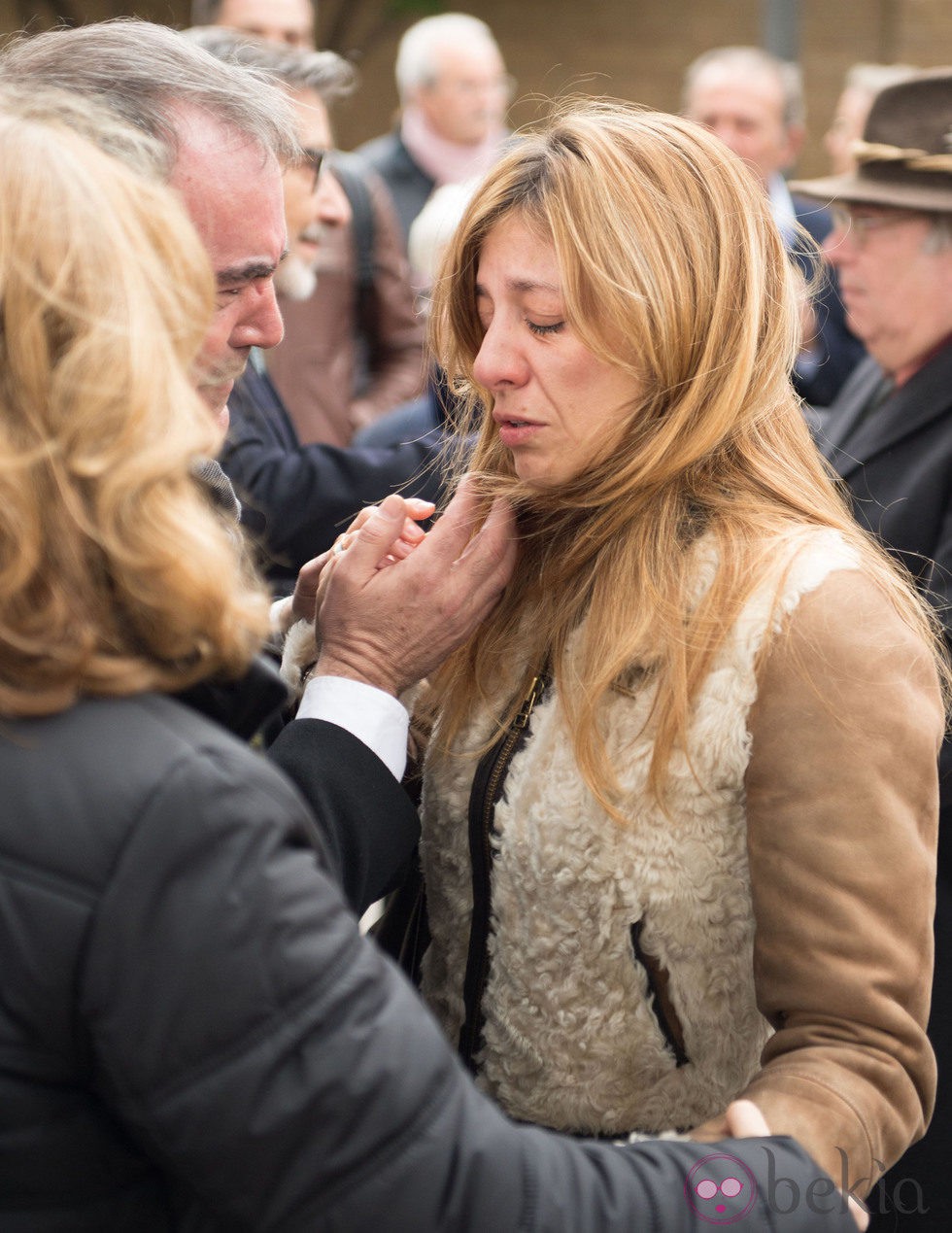 Reyes Monforte rota de dolor en el funeral de Pepe Sancho