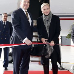 Alberto y Charlene de Mónaco en la presentación de un avión en Niza