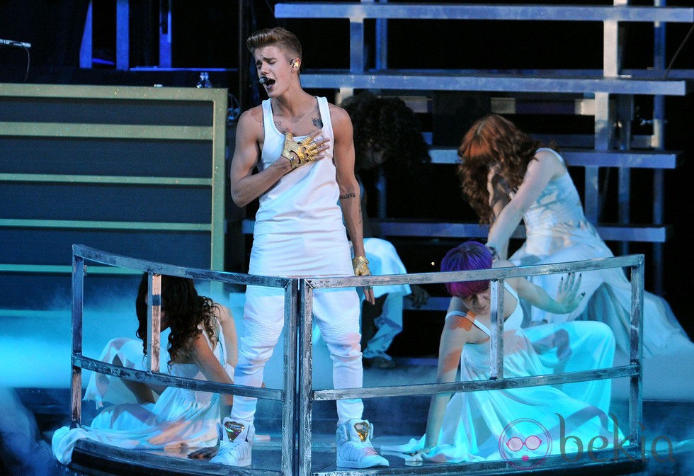 Justin Bieber actuando en su concierto de Londres