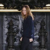 Stella McCartney sale a saludar tras su desfile otoño/invierno 2013/2014 en Paris Fashion Week