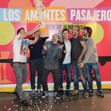 Miguel Ángel Silvestre tira palomitas a Javier Cámara, Carlos Areces, Raúl Arévalo, Willy Toledo y Hugo Silva en la presentación de 'Los amantes pasajeros'