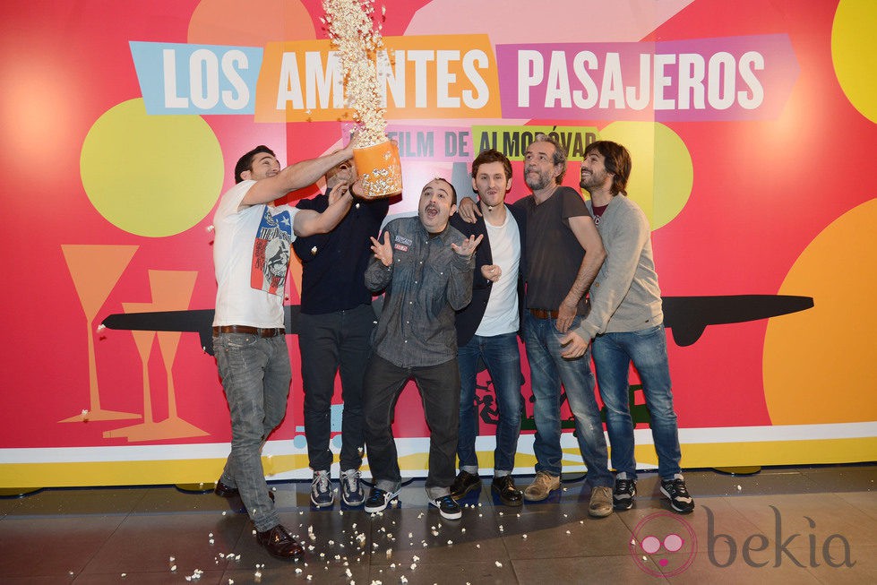 Miguel Ángel Silvestre tira palomitas a Javier Cámara, Carlos Areces, Raúl Arévalo, Willy Toledo y Hugo Silva en la presentación de 'Los amantes pasajeros'