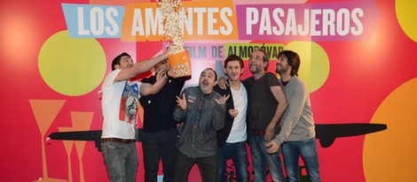 Miguel Ángel Silvestre tira palomitas a Javier Cámara, Carlos Areces, Raúl Arévalo, Willy Toledo y Hugo Silva en la presentación de 'Los amantes pasajeros'