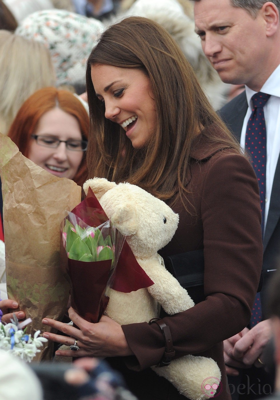 Kate Middleton con un oso de peluche que recibió como regalo en Grimsby