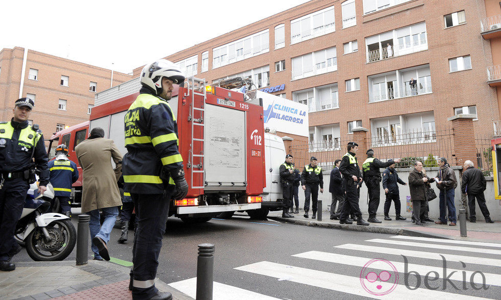 Policía y bomberos frente a la clínica La Milagrosa tras el incendio registrado