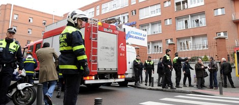 Policía y bomberos frente a la clínica La Milagrosa tras el incendio registrado