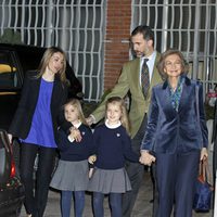 La Reina Sofía, los Príncipes Felipe y Letizia y las Infantas Leonor y Sofía en La Milagrosa