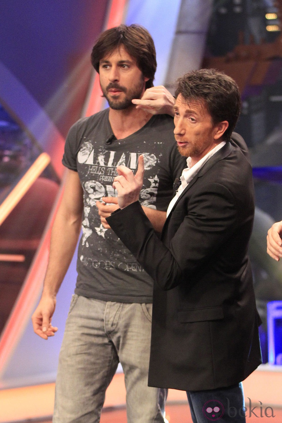 Pablo Motos y Hugo Silva en 'El hormiguero' durante la promoción de 'Los amantes pasajeros'