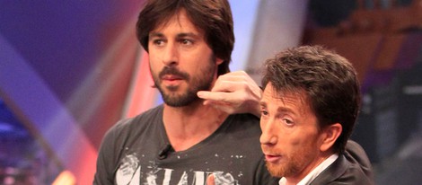 Pablo Motos y Hugo Silva en 'El hormiguero' durante la promoción de 'Los amantes pasajeros'