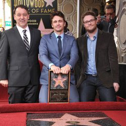 James Franco recibe su estrella en el Paseo de la Fama con Sam Raimi y Seth Rogen