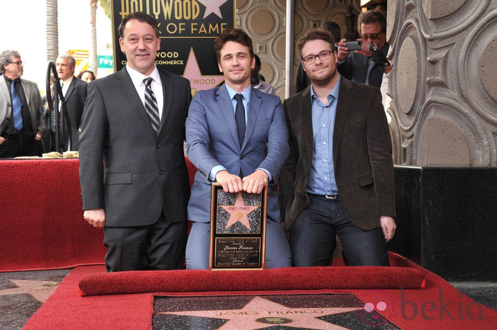 James Franco recibe su estrella en el Paseo de la Fama con Sam Raimi y Seth Rogen