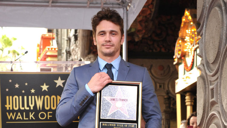 James Franco con su estrella en el Paseo de la Fama de Hollywood