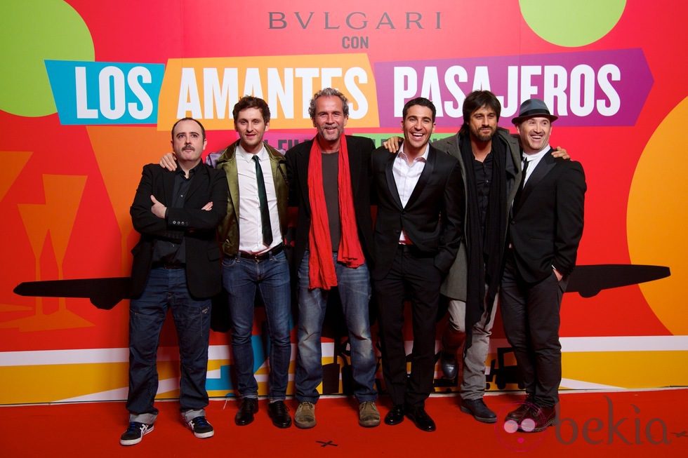 Carlos Areces, Raúl Arévalo, Willy Toledo, Miguel Ángel Silvestre, Hugo Silva y Javier Camara en el estreno de 'Los amantes pasajeros'