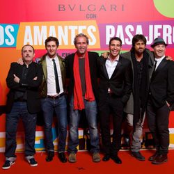 Carlos Areces, Raúl Arévalo, Willy Toledo, Miguel Ángel Silvestre, Hugo Silva y Javier Camara en el estreno de 'Los amantes pasajeros'