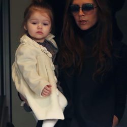 Victoria Beckham y Harper Seven en un partido del Paris Saint-Germain