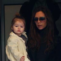 Victoria Beckham y Harper Seven en un partido del Paris Saint-Germain