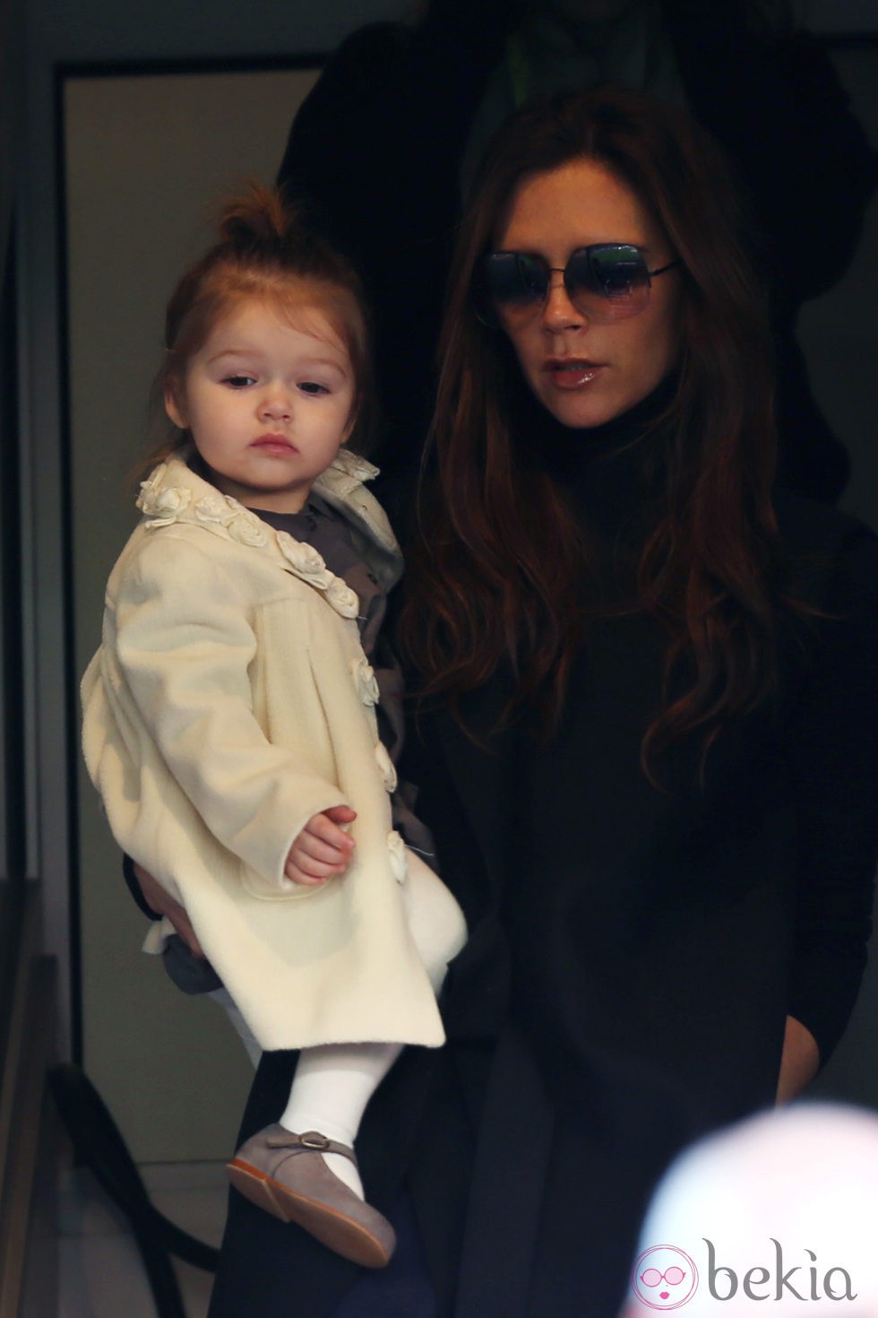 Victoria Beckham y Harper Seven en un partido del Paris Saint-Germain