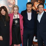 Catherine Keener, Emma Stone, Ryan Reynolds y Nicolas Cage en el estreno de 'Los Croods' en Nueva York