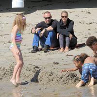 Heidi Klum con sus cuatro hijos y su novio Martin Kristen en una playa de Malibú