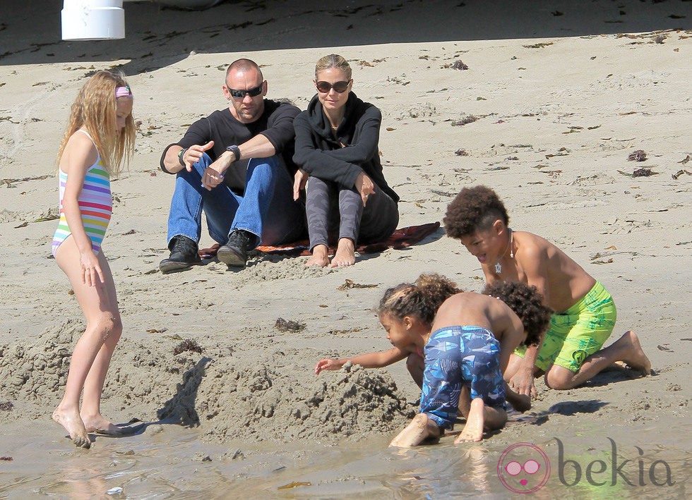 Heidi Klum con sus cuatro hijos y su novio Martin Kristen en una playa de Malibú