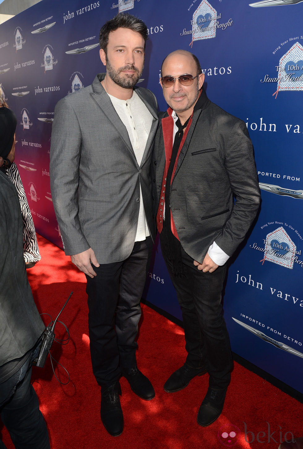 John Varvatos con Ben Affleck en su fiesta solidaria celebrada en Los Ángeles