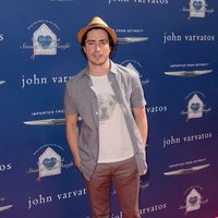 Ben Feldman en la fiesta solidaria de John Varvatos en Los Ángeles