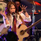 Steven Tyler actuando en la fiesta solidaria de John Varvatos en Los Ángeles