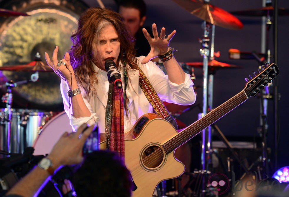 Steven Tyler actuando en la fiesta solidaria de John Varvatos en Los Ángeles