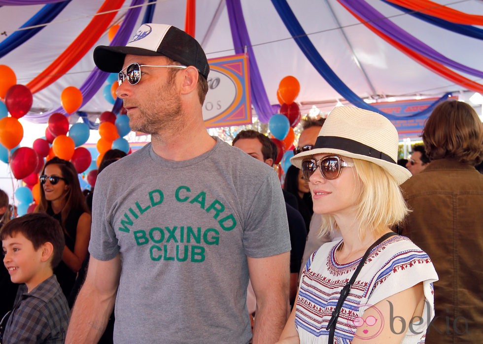 Naomi Watts y su marido Liev Schreiber en la fiesta solidaria de John Varvatos en Los Ángeles