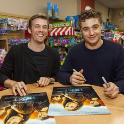 Jake Abel y Max Irons firman pósters de 'The Host' ('La huésped') en Chicago